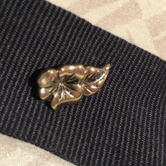 Vintage Avon NWOT Art Nouveau stud flower pierced earrings - - Picture 2 of 6